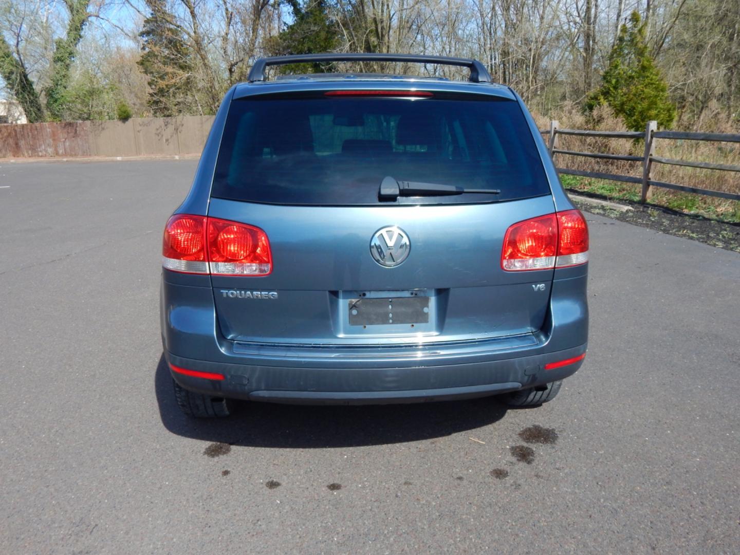 2005 grey /black leather Volkswagen Touareg (WVGZG77L35D) with an V6, 3.2L engine, Automatic transmission, located at 6528 Lower York Road, New Hope, PA, 18938, (215) 862-9555, 40.358707, -74.977882 - Here we have a AWD 3.2L V6 Touareg with black leather interior, power windows/locks/mirrors, heated power front seats, moonroof, tilt wheel with audio controls, cruise control, dual front climate controls, AM-FM-multi CD stereo, driver & passenger front & side airbags, roof rack, rear wiper and 17" - Photo#7